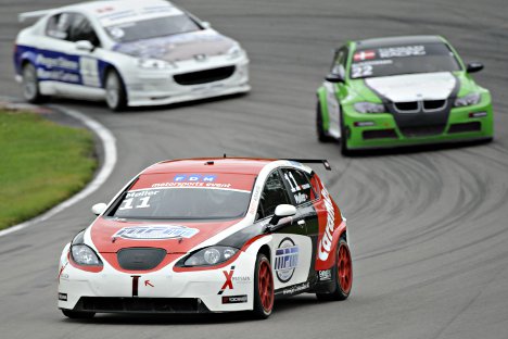 Jens Møller og Robert Schlünssen – her foran Michael Carlsen – har stadig chancen for at vinde Danish Touringcar Championship